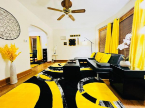 The BumbleBee Retreat - Stylish Cozy House Near Downtown - With Parking Wifi & Self Check-In, Cleveland